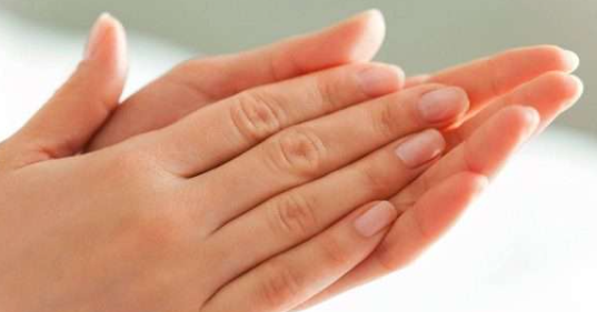 علاج تعرق اليدين و القدمين بطرق طبيعية و أسبابه المرضية