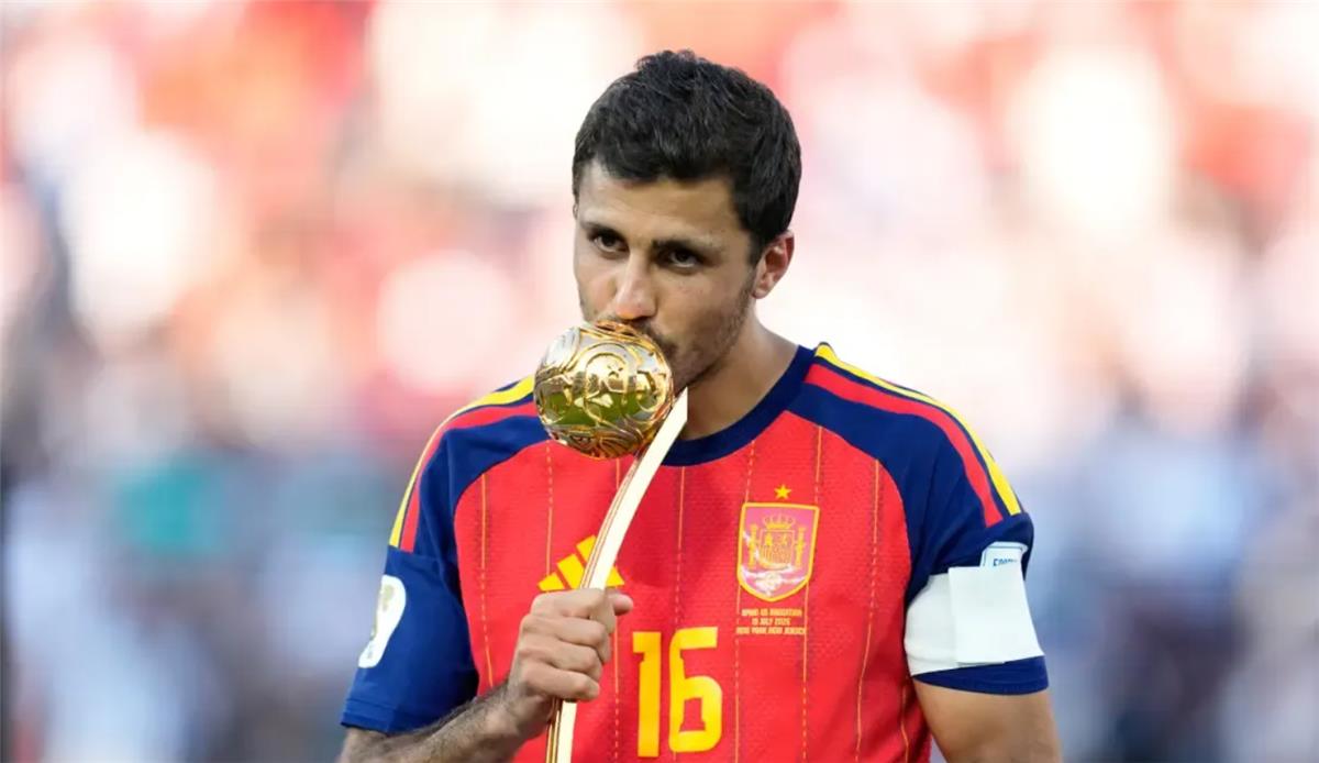 رابطة الدوري الإسباني تلمح لاقتراب رودري من برشلونة