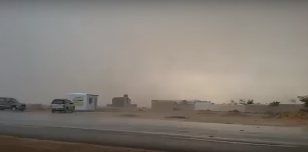 القدر ينقذ شابا من الموت لحظة تصوير صاعقة