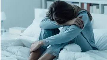 زوجي يريد منعي من الخروج مع أخي رغم أنه مهمل لحقوقي!