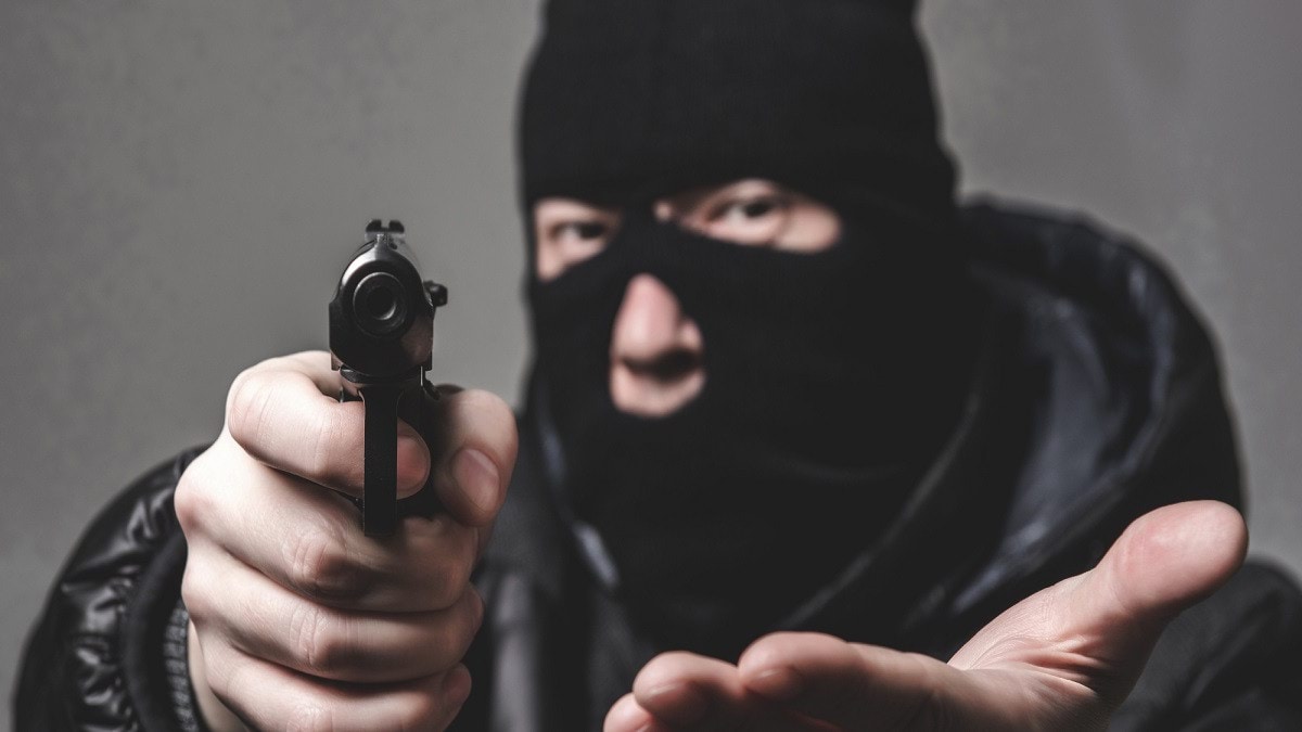 угрожает бандитами. преступник с телефоном. бандиты в масках. бандит в маске с пистолетом. грабители на улице.