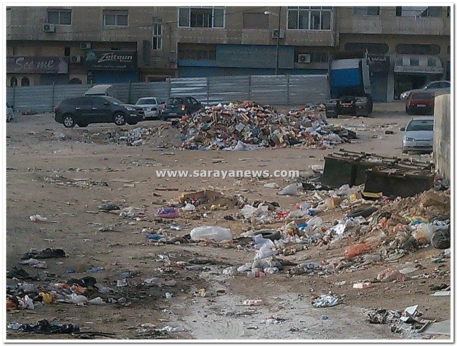 بالصور  ..   اكوام من النفايات في الزرقاء الجديدة والأهالي يناشدون بإزالتها والبلدية تتجاهل