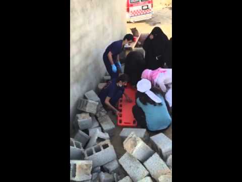 مسنة ستينية تحت أنقاض منزلها في الباحة بعد إزالته .. فيديو