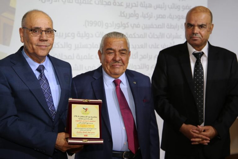 مبادرة "عجلونيون أبدعوا" تكرم عميد الإعلام بجامعة البترا الدكتور علي نجادات