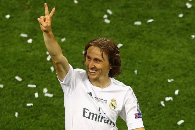 مودريتش يطالب ريال مدريد بالموافقة على بيعه هذا الصيف