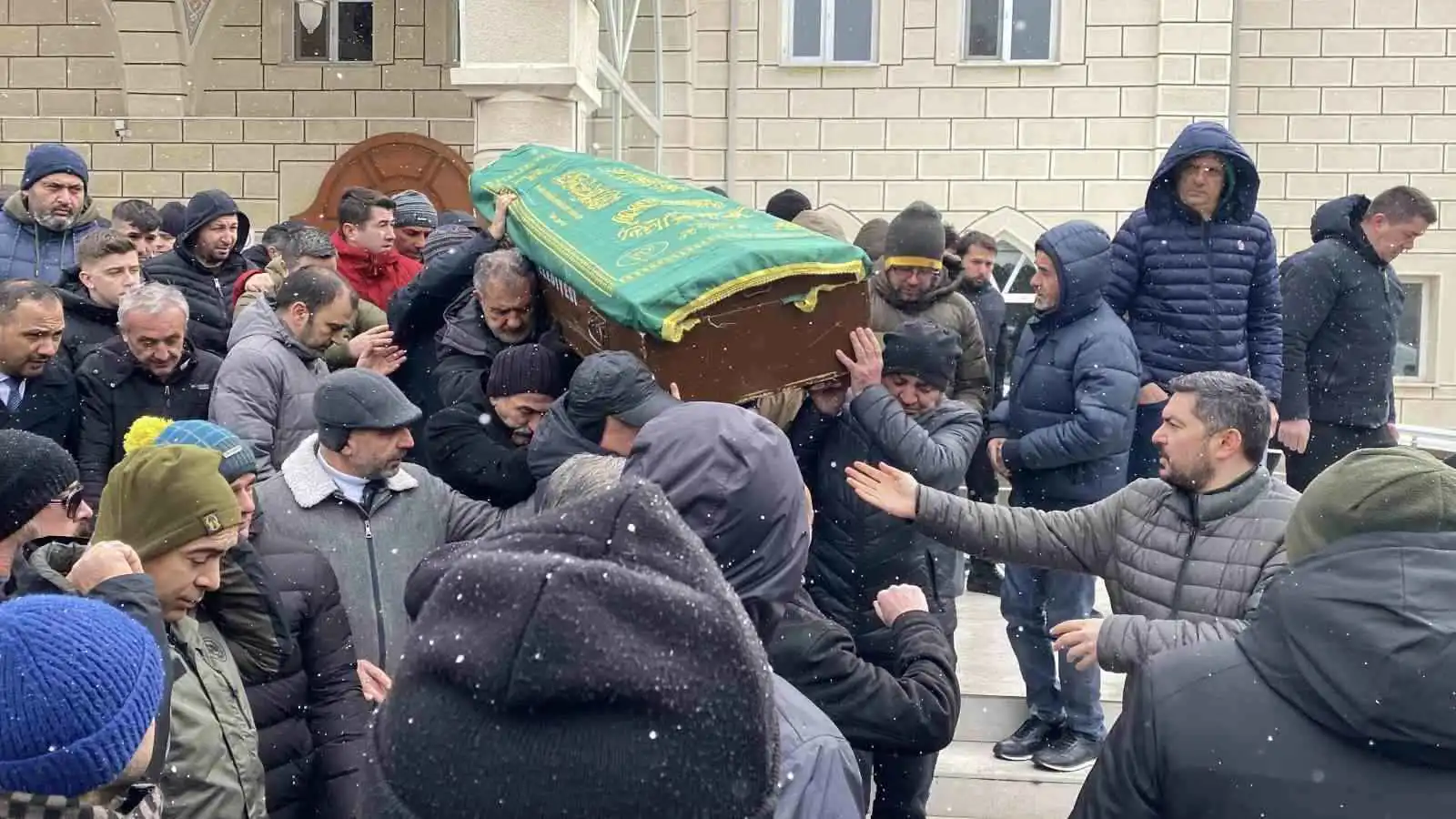 وفاة مؤثرة لأم عند قبر ابنها الشاب بعد أيام من انتحاره  