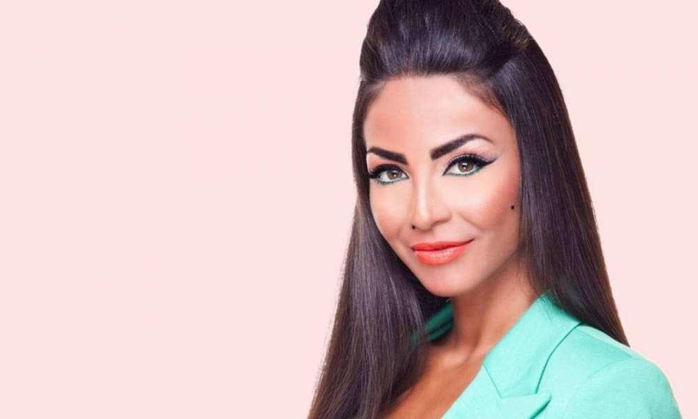 بالصور .. دوللي شاهين تتألق بإطلالة ساحرة من على البحر