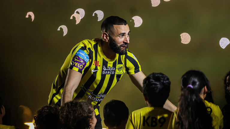 بنزيما يكرم مشجعا اقتحم أرض الملعب (فيديو)