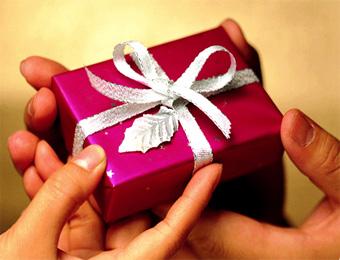 خطيبي لم يهديني أي شيء منذ خطوبتنا
