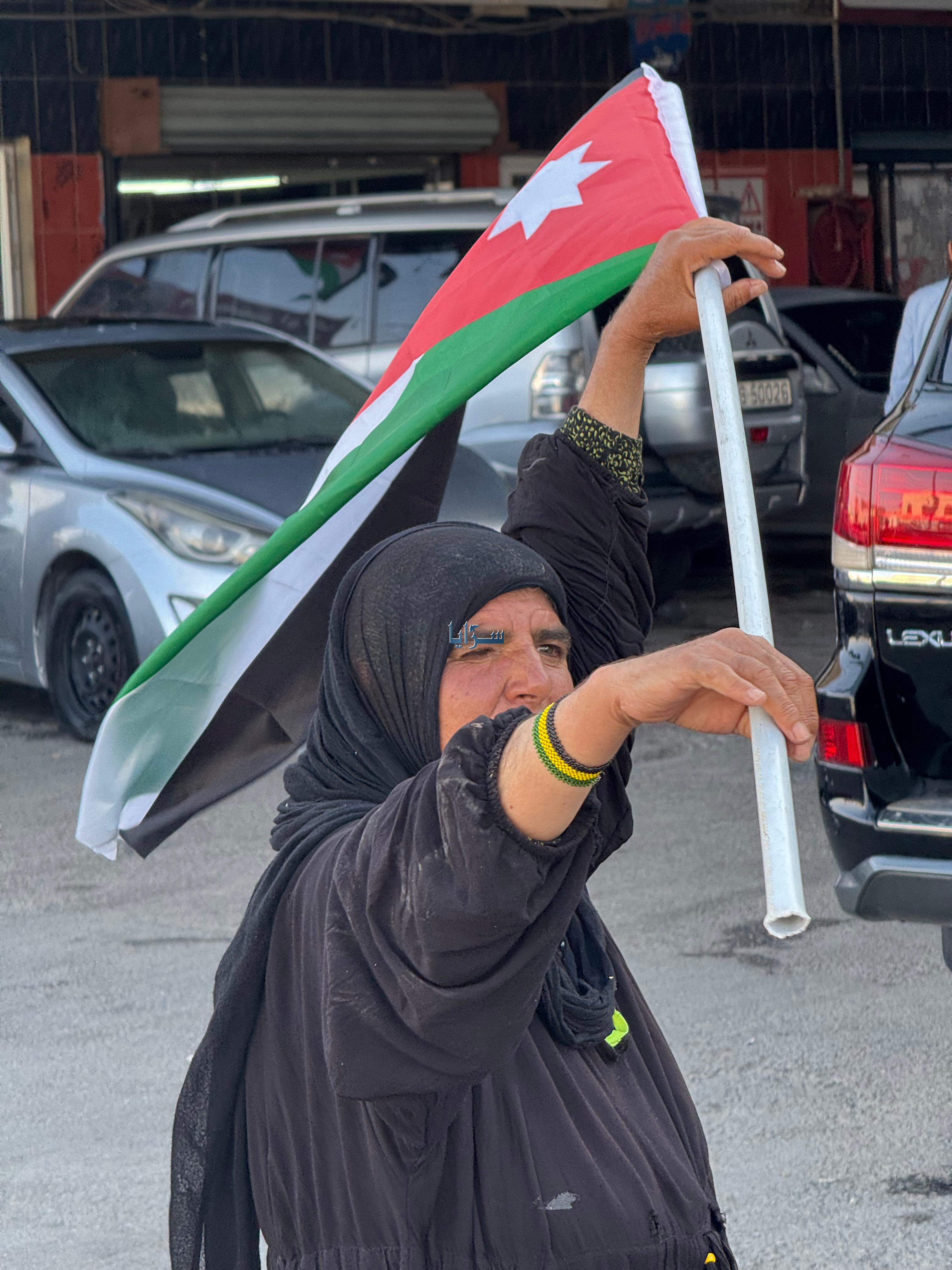 بالفيديو ..  "في مشهد ملفت" سيدة أردنية تحتفل بعيد الاستقلال بطريقتها الخاصة في الزرقاء