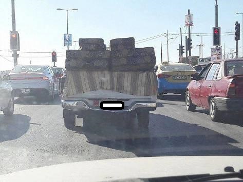 مركبة حكومية محملة بالأثاث بالزرقاء  .. صورة