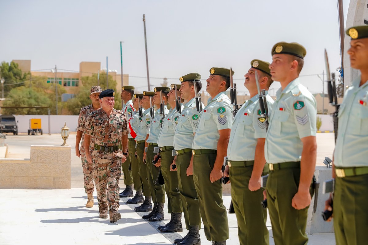 بالصور  ..  الملك يزور مدرسة تدريب ضباط الصف في منطقة خو
