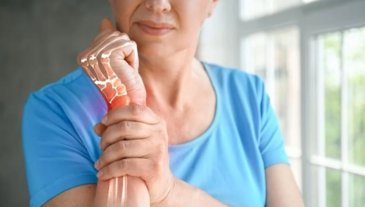 القاتل الصامت ..  علامات خفية لهشاشة العظام لدى النساء