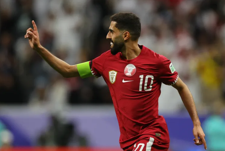 بعد التأهل بلاده للمونديال ..  قائد منتخب قطر يتبرع لبناء مدرسة وصالة رياضية في غزة