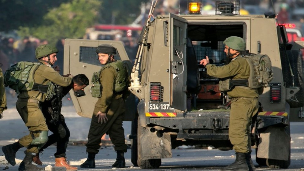 الاحتلال يشن حملة اعتقالات طالت 35 فلسطينيًا