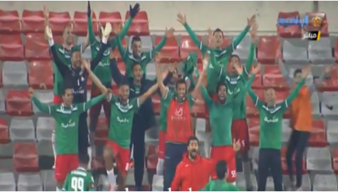 بالفيديو  ..   رداً على حرمان جماهيرهم  ..  لاعبو الوحدات يحتفلون على المدرجات