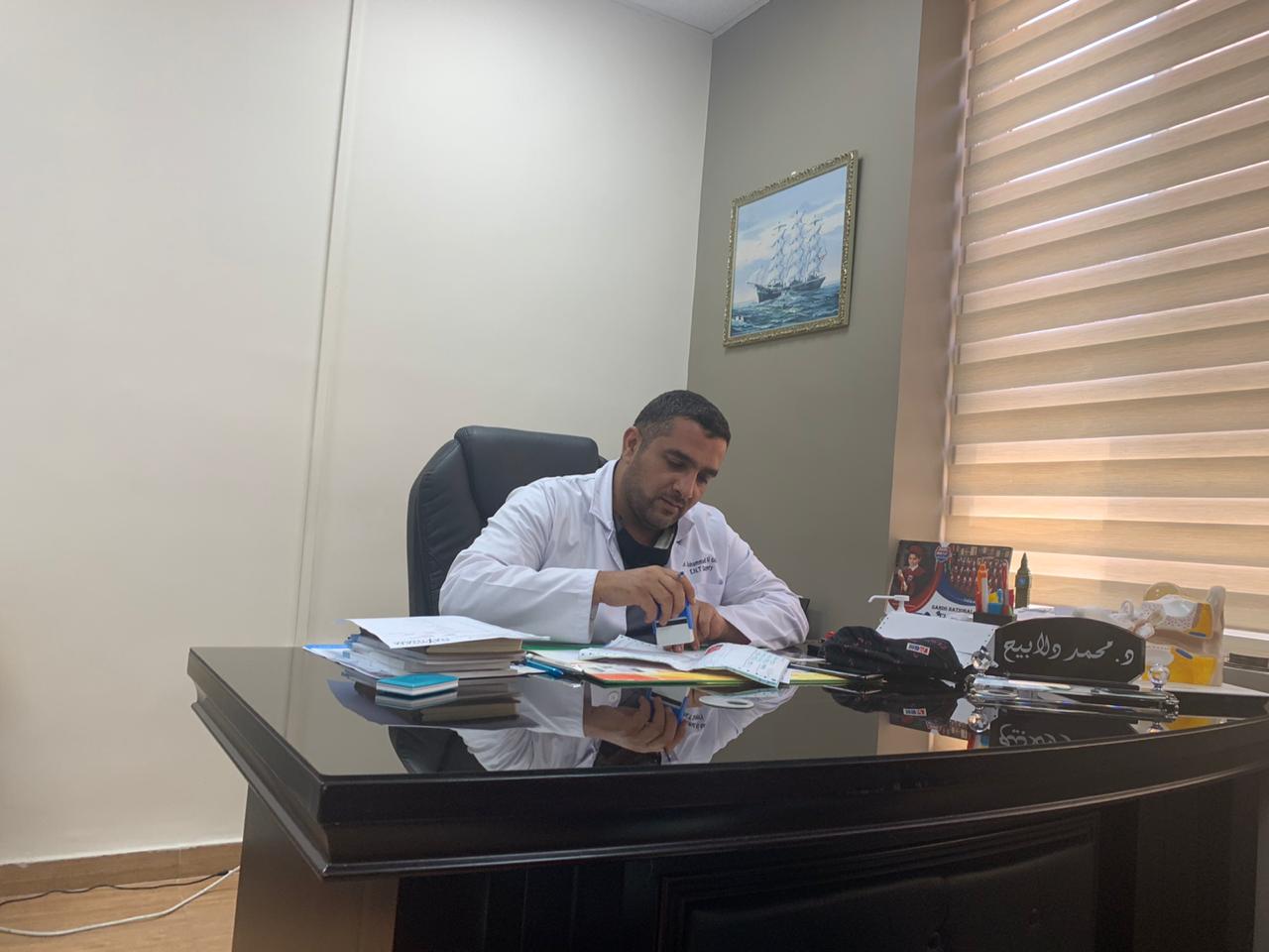 الدكتور محمد الدلابيح ..  الطبيب الذي يداوي مرضاه بوجه بشوش دون كلل