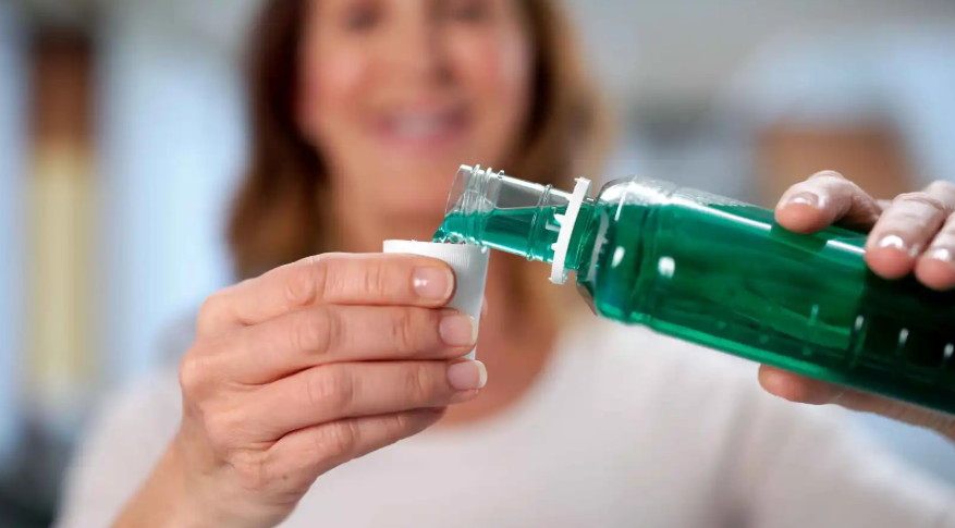 هل يهدد غسول الفم صحة قلبك؟ إليك ما يقوله العلم بعيداً عن "الترند"