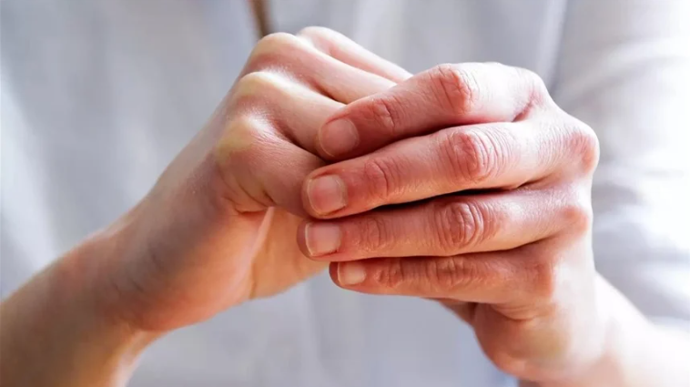 5 علامات على اليدين تشير إلى مشاكل صحية