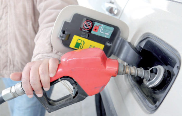  استثناء 143 محطة محروقات من قرار حظر التجول الشامل  ..  اسماء 