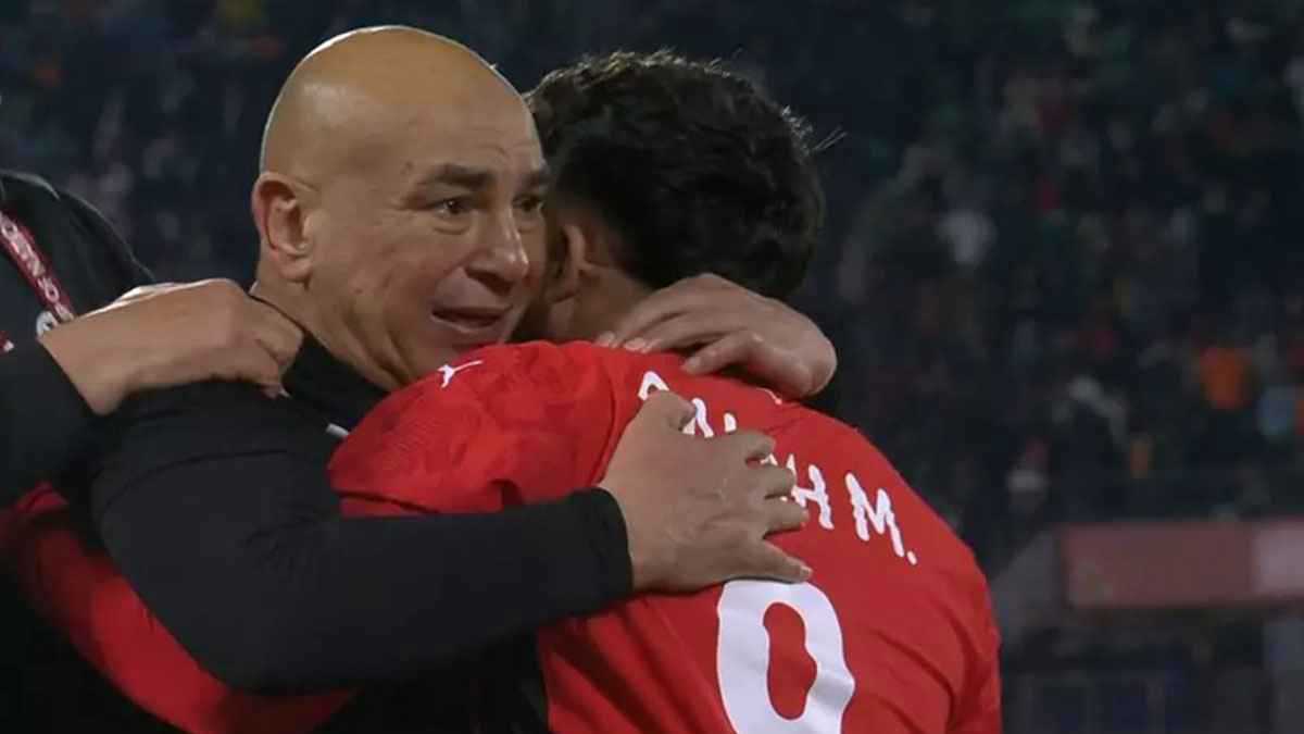 ماذا فعل حسام حسن في غرفة الملابس بعد فوز مصر على كوت ديفوار؟ 