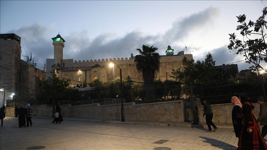 جيش الاحتلال يقتحم المسجد الإبراهيمي ويمنع أذان المغرب