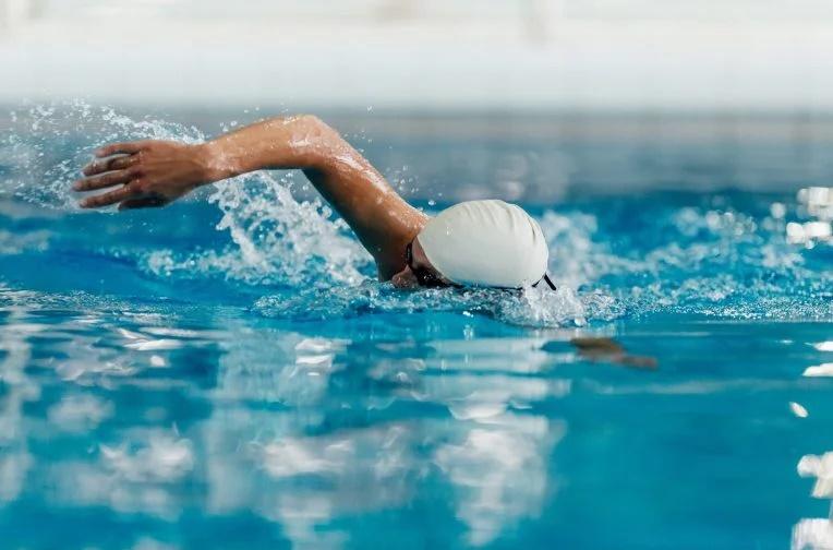 لضمان حرق السعرات الحرارية ..  ضوابط من المهم اتباعها أثناء السباحة