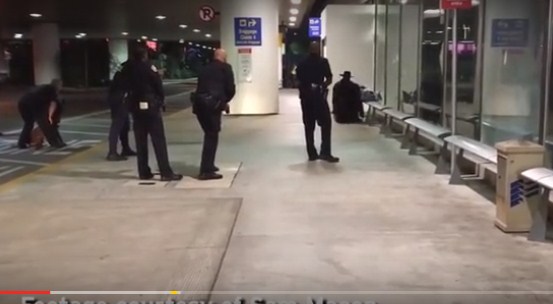 بالفيديو  ..  شخص بلباس "زورو" و سيف "بلاستيكي" دخل مطار لوس انجلوس و اثار هلع امريكا كلها