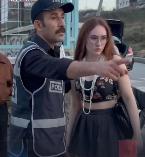 شرطي يمنع معلمة من دخول مدرستها في تركيا بسبب "طول تنورتها" ويثير جدلاً واسعاً