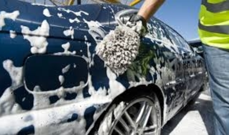 أيهما أفضل غسل السيارة يدويا أم في مغاسل السيارات الآلية