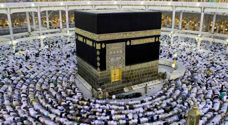 كم مصلياً وطائفاً حول الكعبة كل ساعة ؟