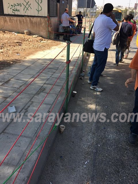 بالصور  ..  كشك يحتل رصيف المشاة ويعرض حياة المواطنين للخطر في ظل غياب الرقابة