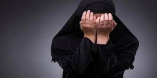 سيدة خمسينية مقعدة في الرصيفة: "أعيش وحدي بلا معين ..  ولا أحد يسأل عني"  ..  فمن يساندها؟