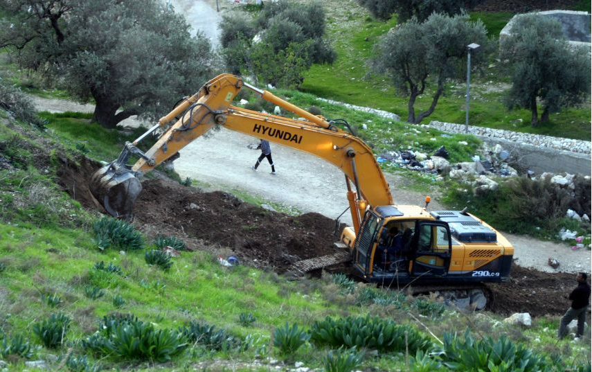 مستوطنون يُجرفون أراضٍ بشمال رام الله