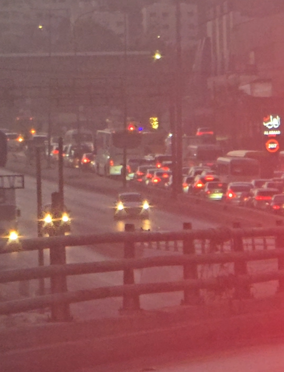 بالفيديو ..  ازدحام مروري خانق على طريق إربد–عمّان بسبب حادث سير في عين الباشا