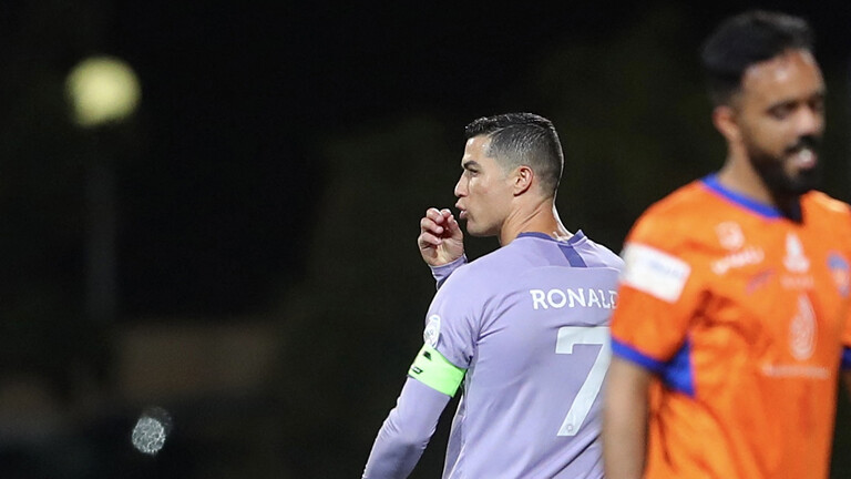  رد فعل رونالدو بعد تعادل النصر أمام الفيحاء ..  والأخير: "كش ملك"