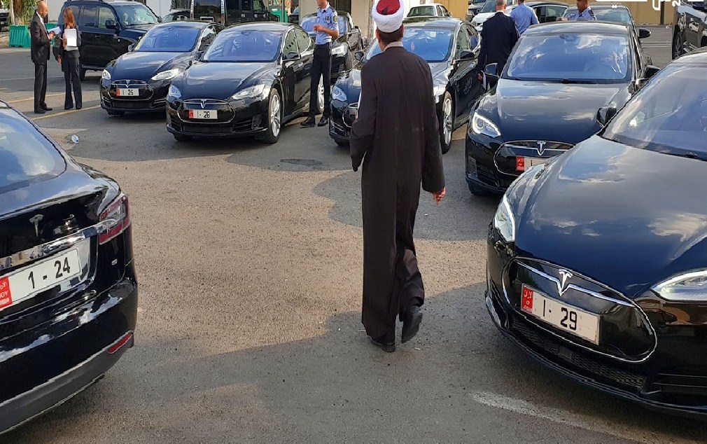 شاهد  ..  نصف مليون دينار قيمة (8) سيارات تيسلا ظهرت في صورة ضجت بها مواقع التواصل الاجتماعي 