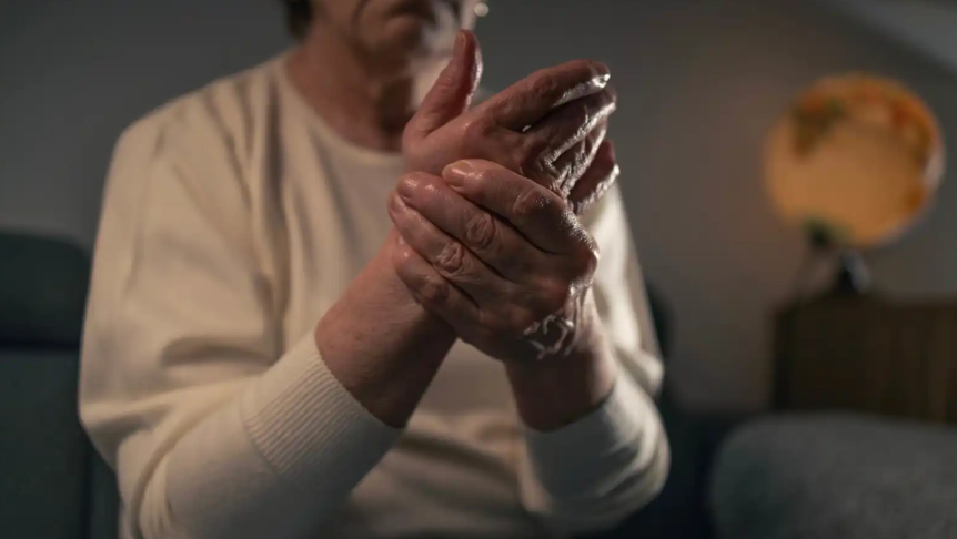 فرك اليدين المستمر قد يدل على الإصابة بهذا المرض