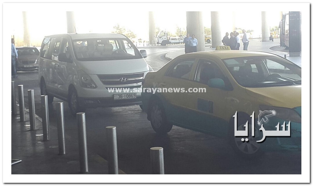 بالصور ..  فوضى في مطار الملكة علياء بعد اعتصام سائقي تكسي المطار احتجاجاً على عمل "اوبر وكريم"