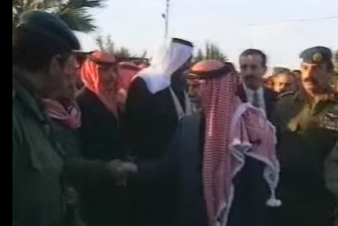 بالفيديو  ..  زيارة الملك حسين لمنزل الشيخ مثقال الفواز عام ١٩٩٧