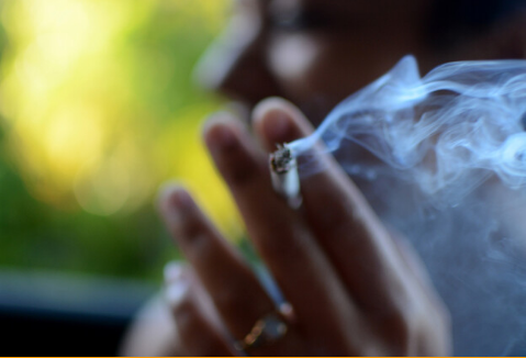 اكتشاف صلة بين التدخين وزيادة خطر إصابة الرجال بمرض "كان يُعتقد أنه مرض نسائي"