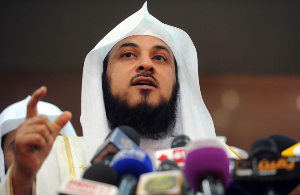 لماذا أرسل العريفي أطفاله لبيع التمور أمام المسجد  .. فيديو 