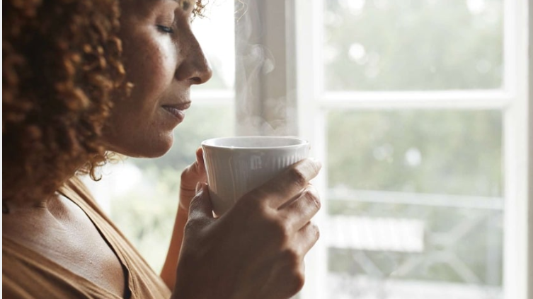 شرب الماء الدافئ في هذا التوقيت يدعم إنقاص الوزن