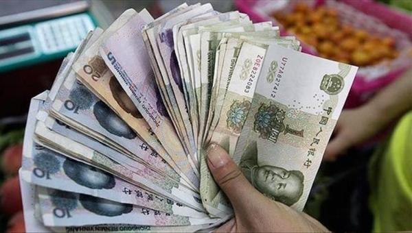 الصين تحدد سعر الدولار مقابل اليوان عند 7.0998