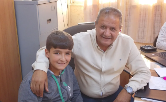 مدير مدرسة في المفرق يكرم طالبا ملتزما بـ "صلاة الفجر"