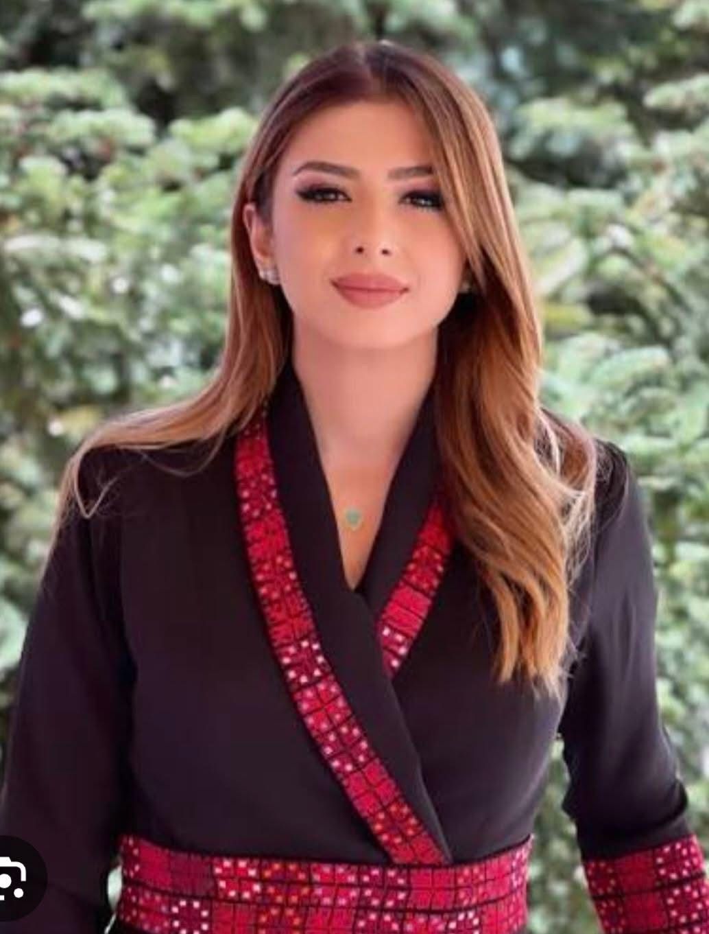 ماذا كتبت الدكتوره منار النمري عن المذيعة كاثي فراج؟