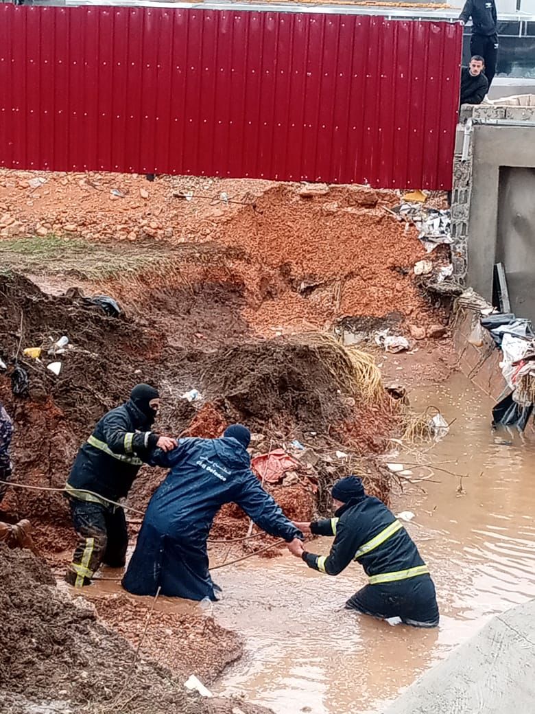 انقاذ 6 اشخاص داهمتهم مياه الامطار في محافظة إربد