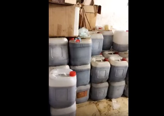  فيديو صادم  ..  ضبط مصنع في السعوديه يصنع العسل من زيت محركات السيارات