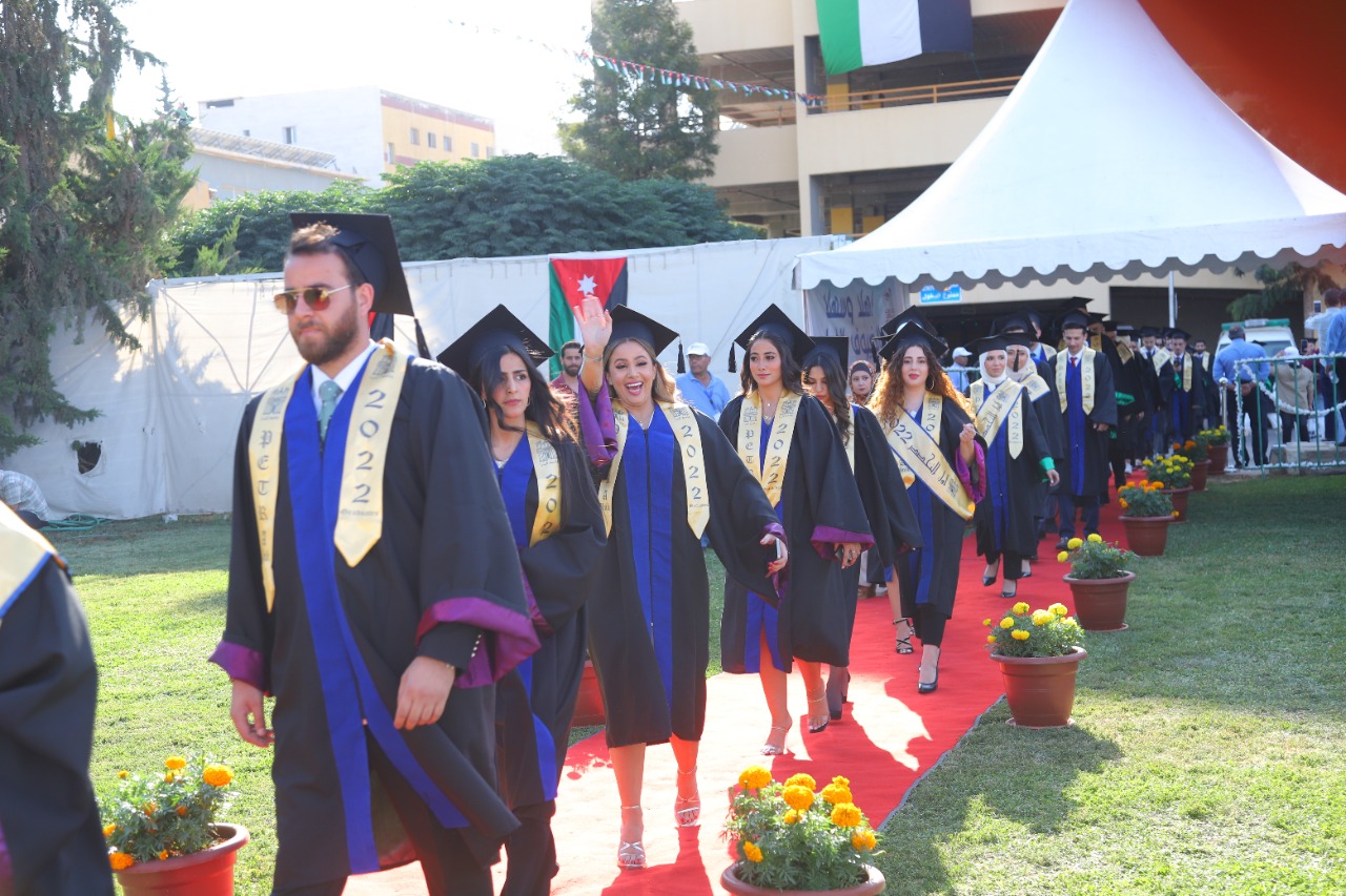 جامعة البترا تخرج الفوج الثامن والعشرين من طلبتها