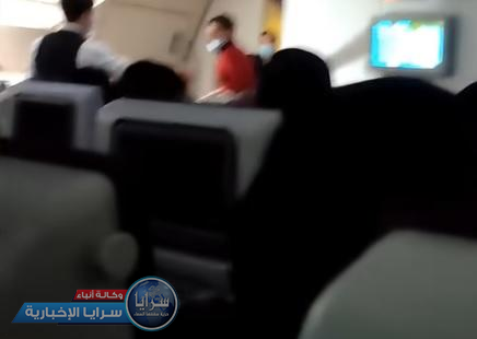 بالفيديو  ..  راكب يحاول فتح باب طائرة قطرية متجهة للمغرب
